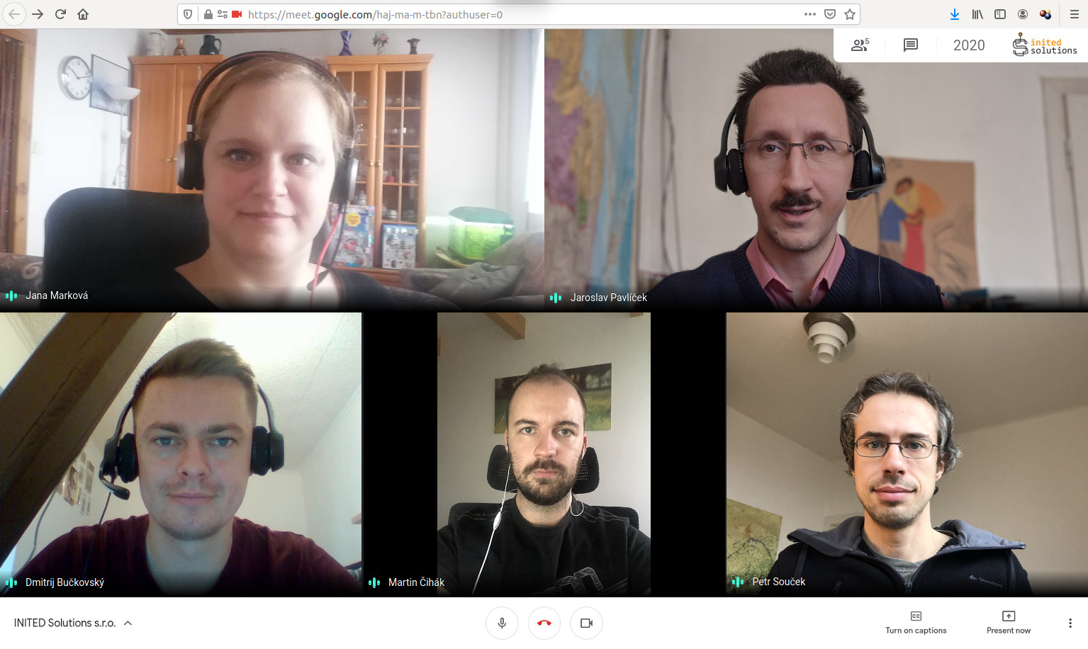 Hezké svátky a nový mobil pod stromeček přeje tým INITED.