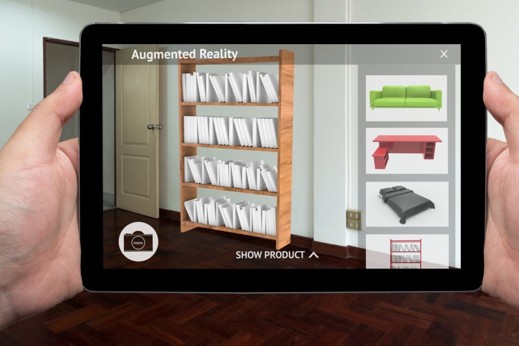 Tablet s mobilní apliací využívající rozšířenou realitu pro výběr nábytku do obývacího pokoje.Rozšířená realita 